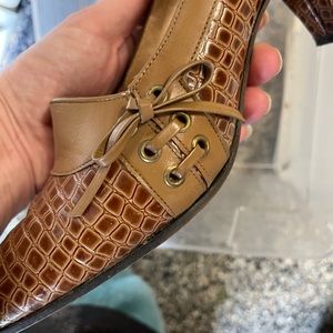 Stunning mint-condition vintage low-heel shoes in tan faux leather.